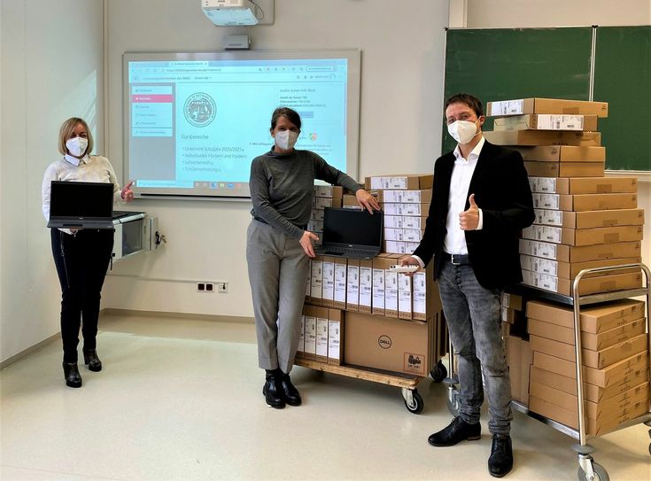 (v.l.) Bürgermeisterin Sabine Preiser-Marian, Schulleiterin Anne Schorrlepp und Stellvertreter Lutz Stichl bei der Übergabe der Laptops. Foto: Laura Huppertz / Stadt Bad Münstereifel