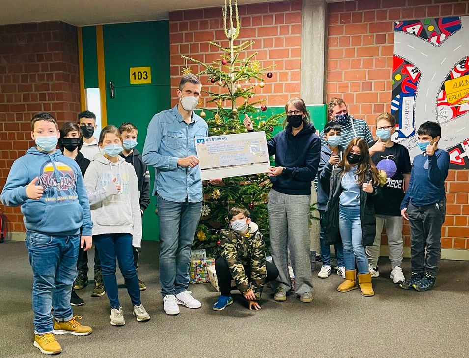 5.000 der insgesamt 13.500 Euro des Spendenlaufs gingen an den Förderverein der Erich-Kästner-Realschule plus in Bad Neuenahr-Ahrweiler.