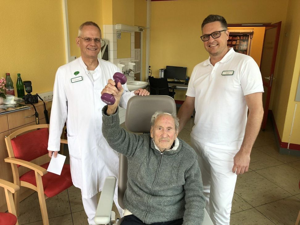 Chefarzt Dr. Michael Münchmeyer (li.) und Oberarzt Björn Scultetus (re.) halten es für durchaus möglich, dass der große Wunsch des 102-jährigen Josef Pützer in Erfüllung geht: Er möchte nach einem Oberschenkelhalsbruch wieder nach Hause und macht dafür sehr viel Muskelaufbautraining. mn-Foto