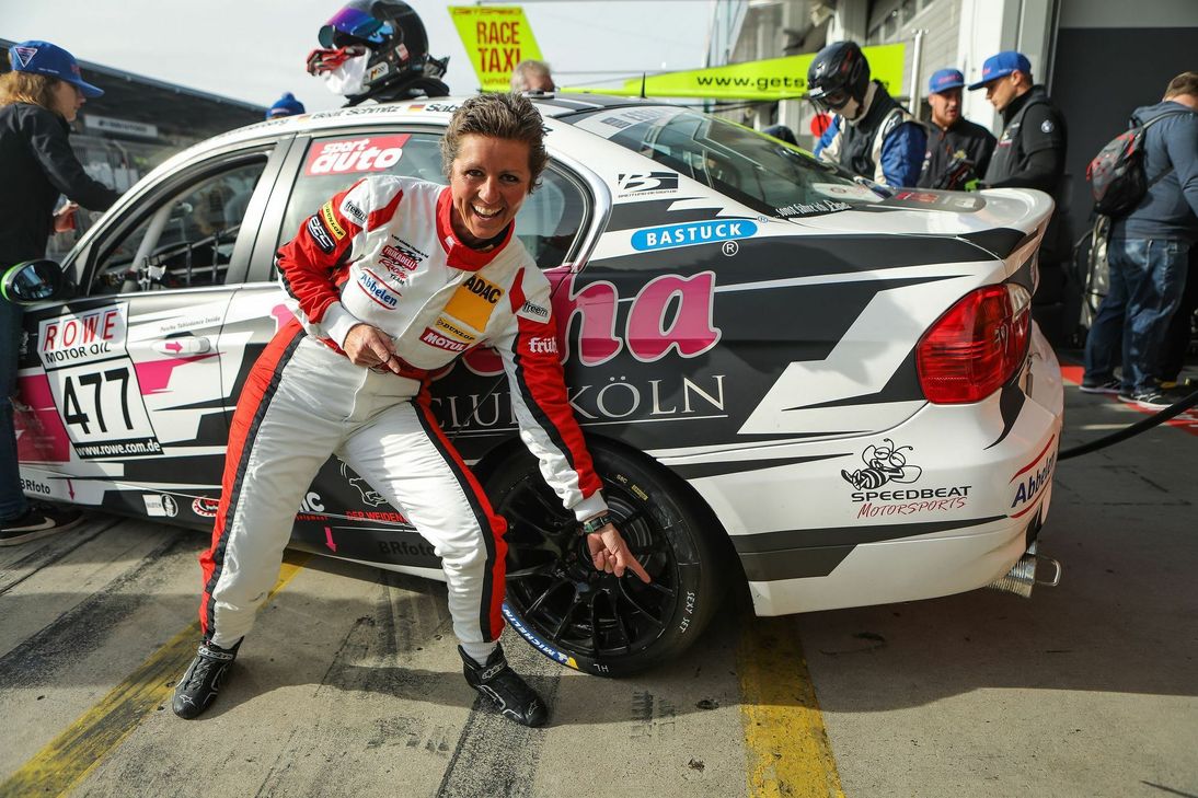 Besondere Reifen für eine besondere Frau: Sabine Schmitz zeigt auf die Worte »Sexy Jet«. Foto: GH2019