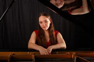 Im ersten Sinfoniekonzert der Saison spielt Elena Neumann, Ausnahmetalent am Klavier und echte Triererin Robert Schumanns extravagantes Klavierkonzert. Mit Brahms Meilenstein seiner 1. Sinfonie rundet sich das Konzert zu einem faszinierenden Ausdruck deutscher Romantik.