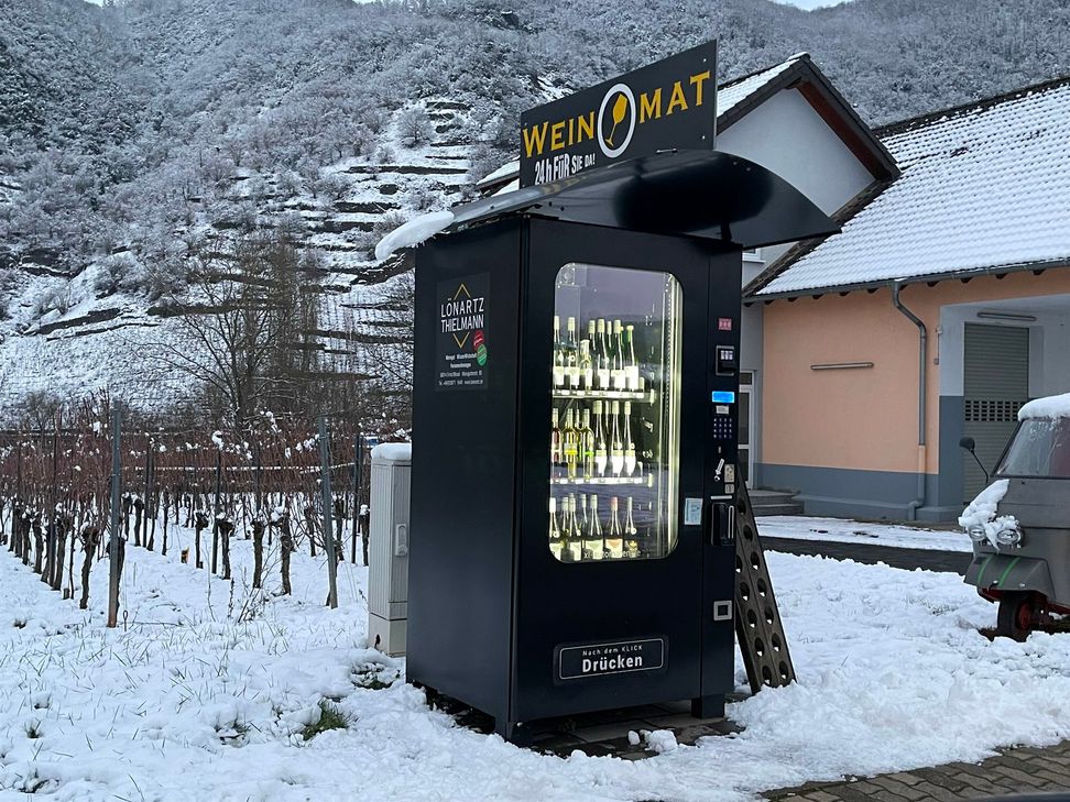 Die Befürchtungen, dass die Betreiber von Weinautomaten gegen Bestimmungen des Jugendschutzgesetzes verstoßen und diese abbauen müssten, sind teilweise ausgeräumt.