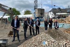 E-Technik-Ingenieur Benjamin Schenke, Bürgermeister Peter Unkel, Wehrführer Reinhold Pies, VG-Bauamtsleiter Stefan Assies, die Architekten Stefan Richter und Guido Gregorius sowie Statiker Lothar Link schwingen die Spaten.