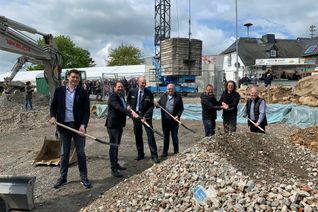 E-Technik-Ingenieur Benjamin Schenke, Bürgermeister Peter Unkel, Wehrführer Reinhold Pies, VG-Bauamtsleiter Stefan Assies, die Architekten Stefan Richter und Guido Gregorius sowie Statiker Lothar Link schwingen die Spaten.