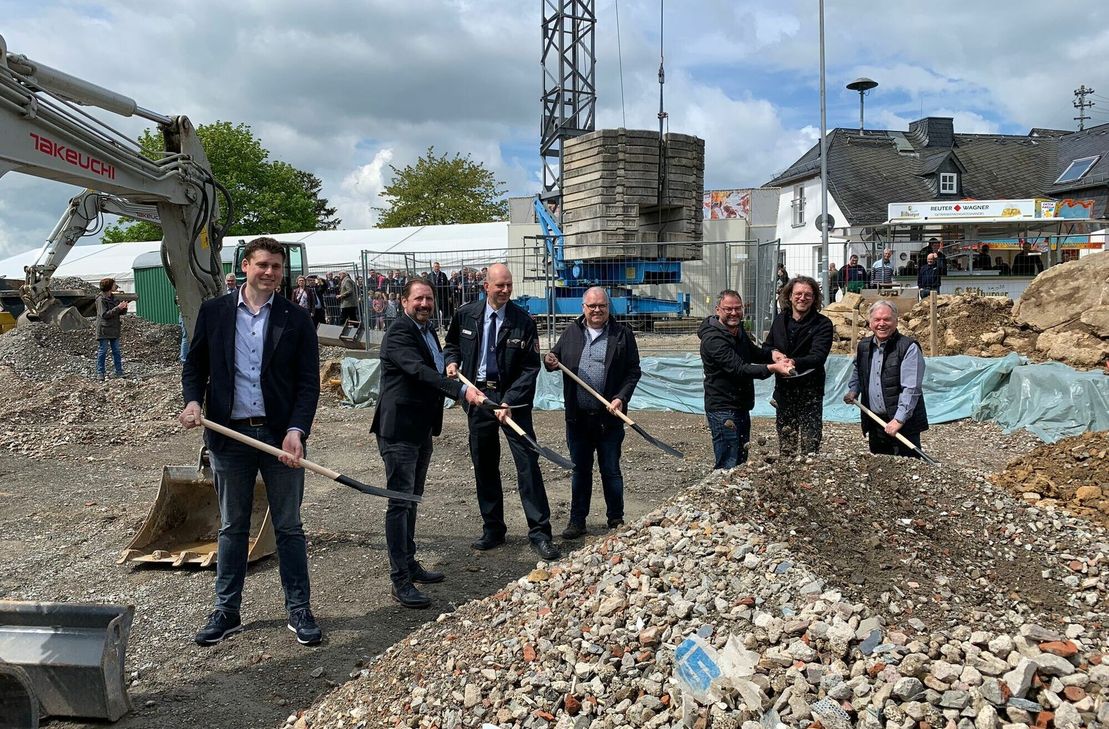 E-Technik-Ingenieur Benjamin Schenke, Bürgermeister Peter Unkel, Wehrführer Reinhold Pies, VG-Bauamtsleiter Stefan Assies, die Architekten Stefan Richter und Guido Gregorius sowie Statiker Lothar Link schwingen die Spaten.