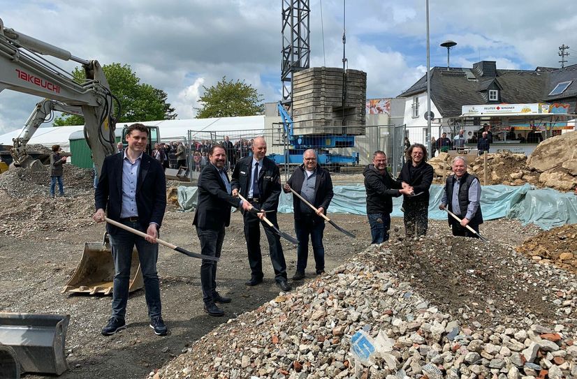 E-Technik-Ingenieur Benjamin Schenke, Bürgermeister Peter Unkel, Wehrführer Reinhold Pies, VG-Bauamtsleiter Stefan Assies, die Architekten Stefan Richter und Guido Gregorius sowie Statiker Lothar Link schwingen die Spaten.
