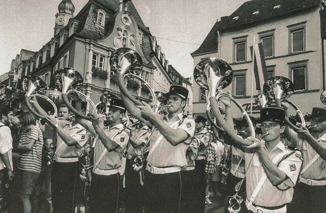 Nicht wegzudenken bei der Säubrennerkirmes: Der Auftritt der französischen Militärkapelle der Blauen Jäger.