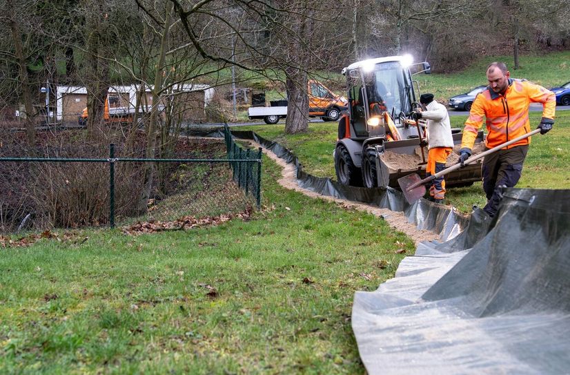 Mitarbeiter des Bad Salziger Bauhofs waren am Dienstagmorgen damit beschäftigt, die Amphibienzäune im Bad Salziger Kurpark am Löschteich aufzubauen. Auch an der nahen Rheingoldstraße wurden Zäune installiert.