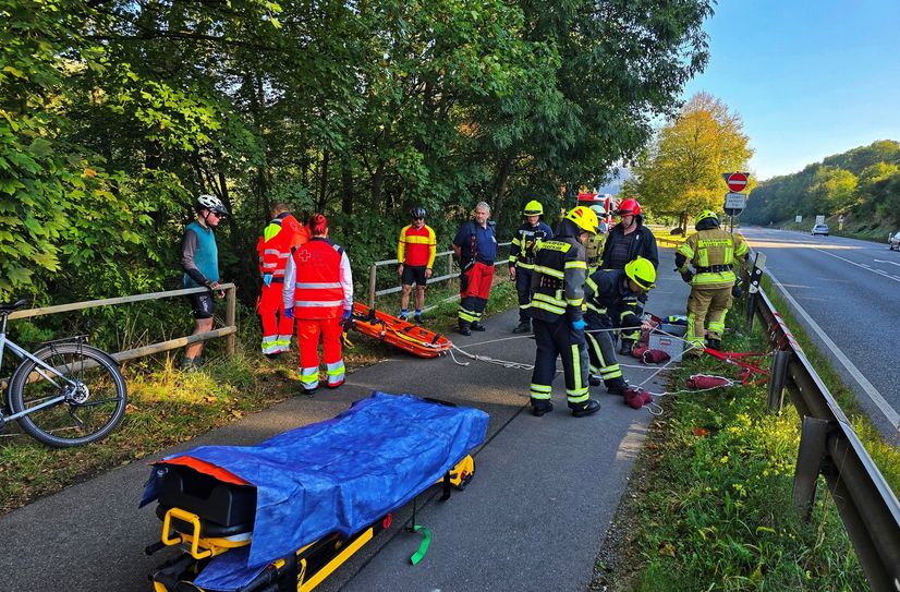 Die Ersthelfer retteten einem Senior mit ihrer beherzten Suche vermutlich das Leben, die Feuerwehr barg ihn schließlich.
