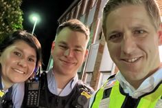 Immer wieder nimmt sich Markus Ramers (l.) Zeit, mit den Einsatzkräften unterwegs zum sein. Hier war er in der Mainacht mit Sanja Barth und Jonas Mennen von der Polizei unterwegs.