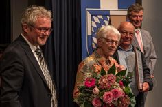 Christel Dillenburg mit ihrem Bruder Helmut Hillesheim, Pastor Lutz Schultz und Bürgermeister Michael Boos.
