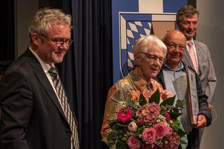 Christel Dillenburg mit ihrem Bruder Helmut Hillesheim, Pastor Lutz Schultz und Bürgermeister Michael Boos.