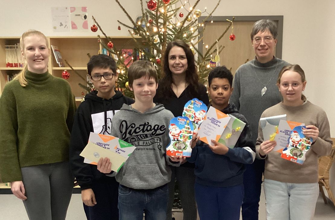 Die Siegerehrung in der Schulbücherei (von links): Yvonne Jagoda, Raffael Bojko, Schulsieger Fynn Hauser, Janine Bujara, Jayden Takpa, Simone Behme und Charlotte Kläsges.