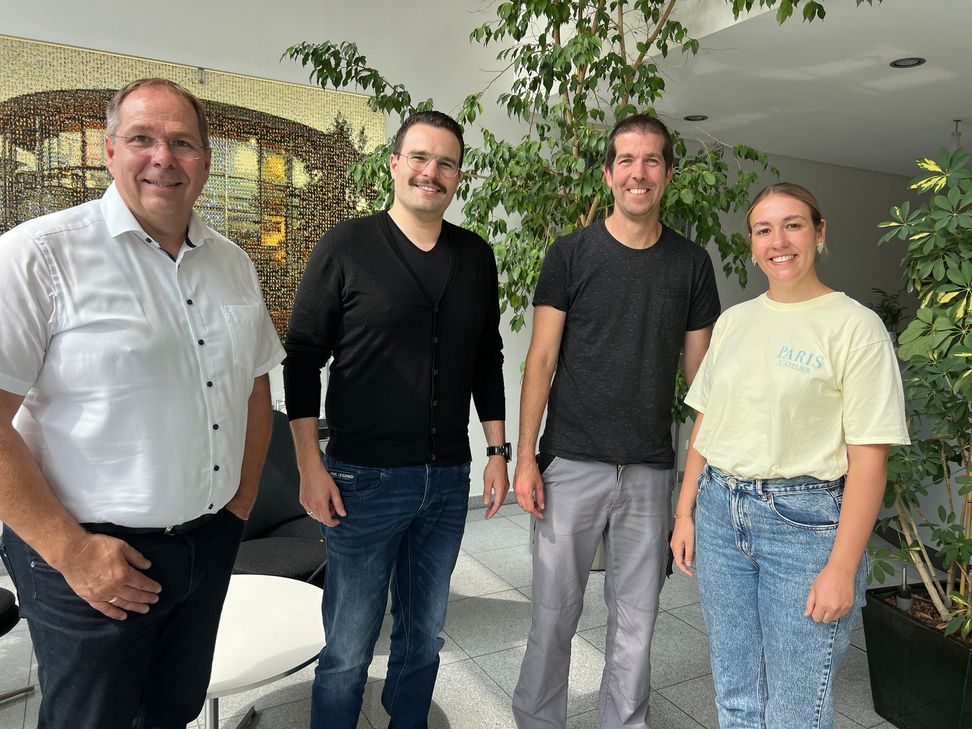 Dirk Leifeld (Betriebsleiter CBW Imgenbroich), Frank Venghaus (Beschäftigter CBW), Axel Wilden (Betriebsleiter Weiss Druck) und Hannah Weigelt (Sozialdienst CBW) freuen sich über die Kooperation.