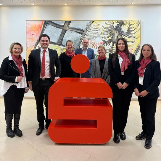 Die Absolventen freuten sich über die Glückwünsche unseres Vorstandsvorsitzenden Guido Mombauer, sowie Sonja Schimig und Julia Bell, Personalentwicklerinnen.