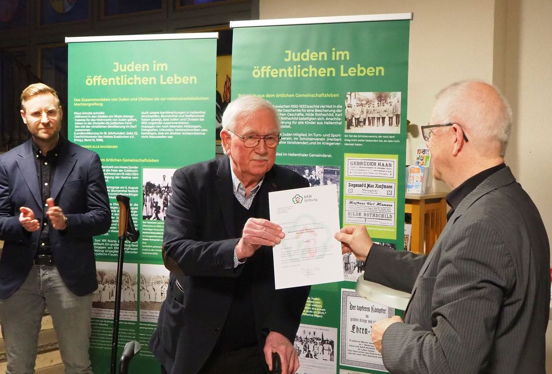 Ralf Sawatzki (m.) überreichte den Förderbescheid der NRW-Stiftung über 3000 Euro an Bernward Micken (re.), Bürgermeister Martin Berners applaudierte.
