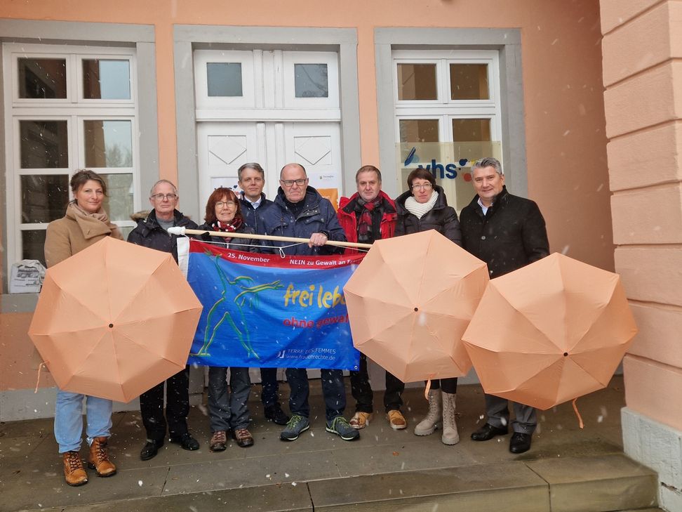 An der Aktion zum Internationalen Tag zur Beseitigung von Gewalt gegen Frauen und Mädchen in Birkenfeld beteiligten sich (von links): Melanie Becker-Haßdenteufel, Wolfgang Veeck, Andrea Kathary, Roland Praetorius, Otmar Glöckner, Hans Walter Spindler, Ulrike Simon und Landrat Miroslaw Kowalski. Foto: Kreisverwaltung Birkenfeld/Karsten Schultheiß
