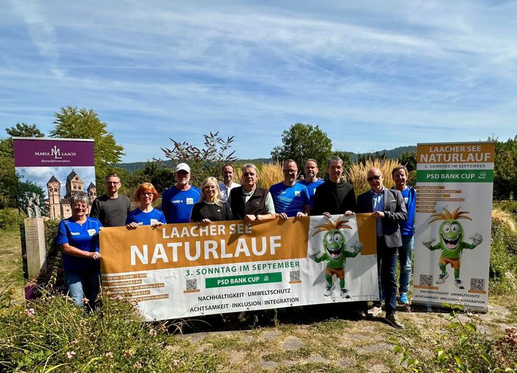 Neben den Vereinsmitgliedern (blaue T-Shirts) auf dem Foto zu sehen (v.l.): Thorsten Graf (Grafik Design, Andernach), Beatrice Kussinger (Intersport Krumholz), Harald Münch (Sanuslife, Salzburg), Andreas Böck (Tönissteiner), Pater Petrus (Kloster Maria Laach) und Michael Zehe (PSD Bank).