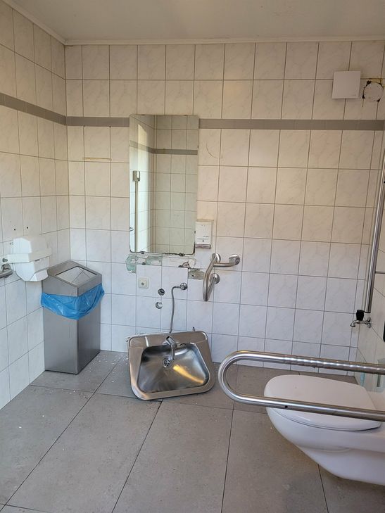 Wegen eines Falles von Vandalismus ist das WC am Bahnhof wieder geschlossen.