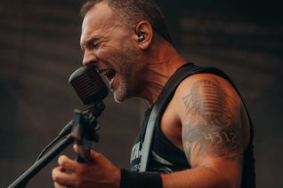 Der Frontmann von "Metalicover" heizte dem Publikum beim diesjährigen Nimsrock-Festival kräftig ein.