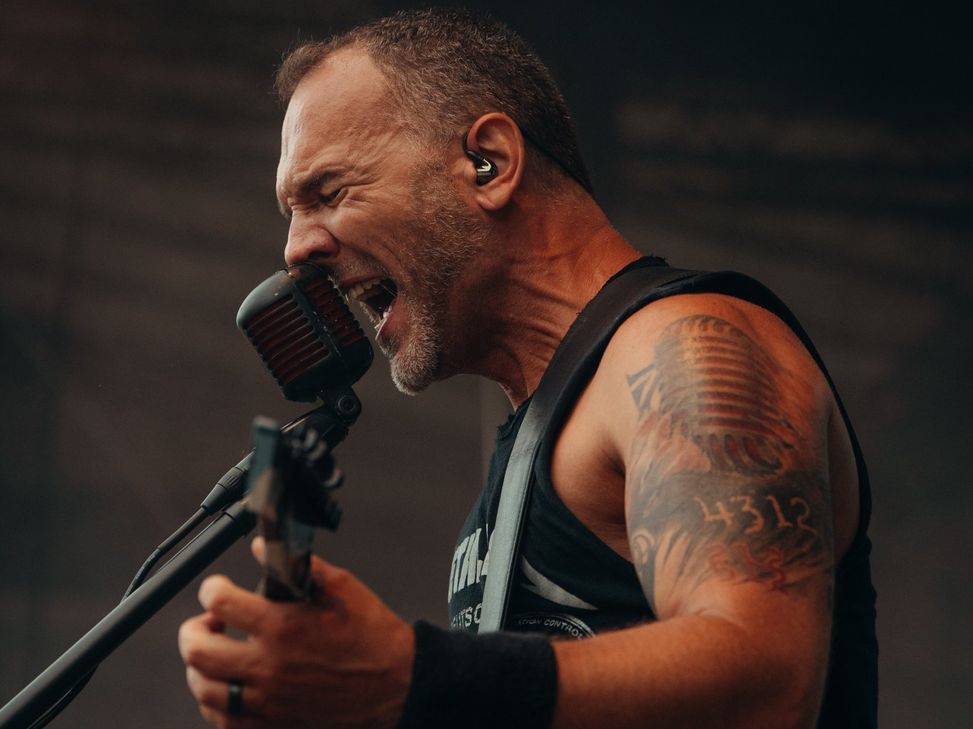 Der Frontmann von "Metalicover" heizte dem Publikum beim diesjährigen Nimsrock-Festival kräftig ein.
