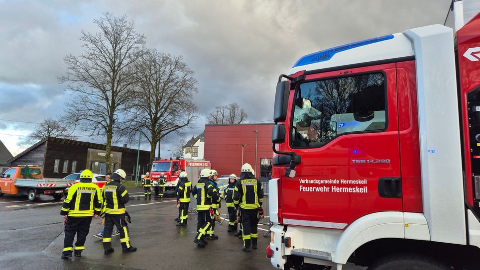 Heute gegen 14:30 Uhr hat eine Orkannöe vier provisorische Buswartehäuschen aus Holz am Langen Markt erfasst und zerstört.
