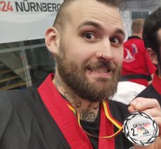 Im November 2024 belegte Manuel den 2. Platz seiner Wettkampfklasse bei der Deutschen Meisterschaft. Fünf Monate später kam die Krebsdiagnose.