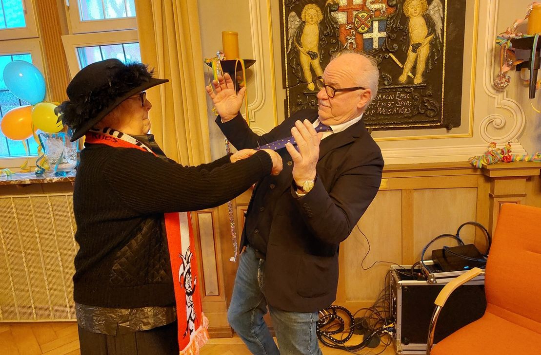 Die Bernkasteler Möhnen haben kein Erbarmen – die Krawatte muss ab…