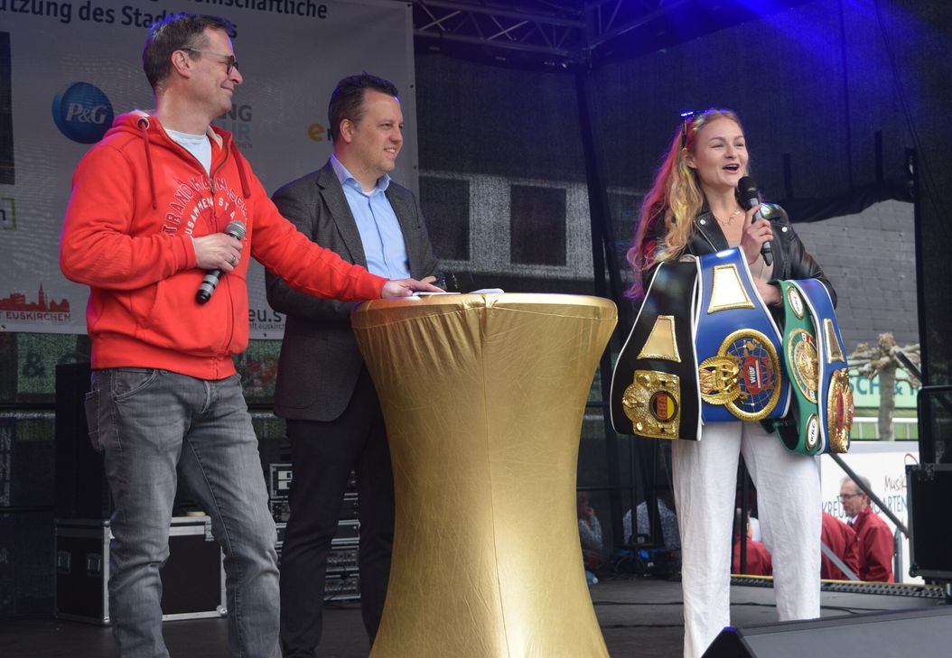 Christian Lange (z.eu.s) und Euskirchens Bürgermeister Sacha Reichelt im Interview mit Federgewicht-Boxweltmeisterin  Sarah Liegmann.