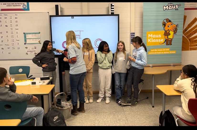 Am Montag durfte die 5d als neue »MausKlasse« die berühmte »Sendung mit der Maus« willkommen heißen. Ein Radioteam des WDRs besuchte die Schüler, um gemeinsam mit der Klasse 5d das Radioprogramm zu moderieren.