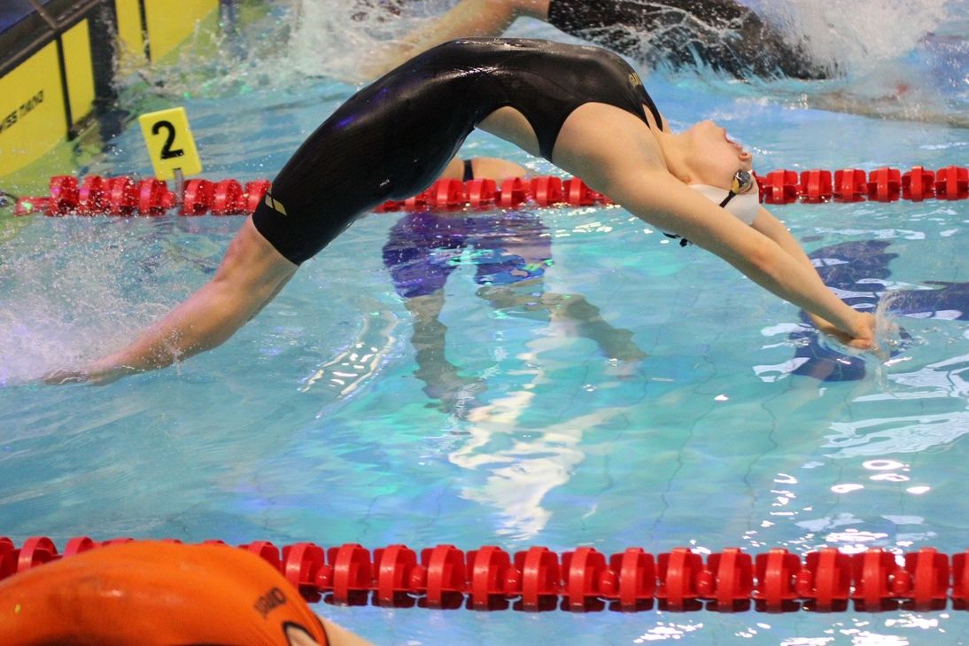 Charlotte Weinandy beim Start zu den 50m Rücken