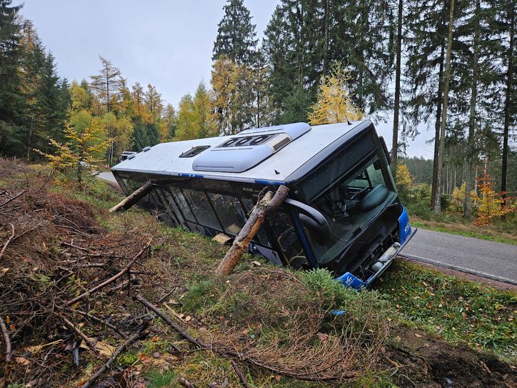Ein Schulbus mit 49 Schülern drohte am Dienstagmorgen bei Mandern in einen Graben zu kippen. Der Fahrer verhinderte Schlimmeres, alle Kinder blieben unverletzt.