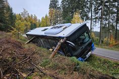 Ein Schulbus mit 49 Schülern drohte am Dienstagmorgen bei Mandern in einen Graben zu kippen. Der Fahrer verhinderte Schlimmeres, alle Kinder blieben unverletzt.