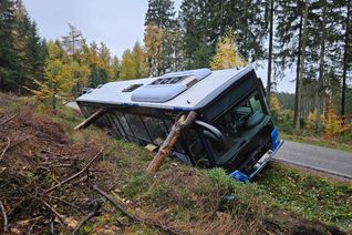 Ein Schulbus mit 49 Schülern drohte am Dienstagmorgen bei Mandern in einen Graben zu kippen. Der Fahrer verhinderte Schlimmeres, alle Kinder blieben unverletzt.