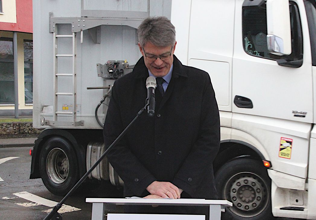 Der Minister erlebte das hohe Verkehrsaufkommen hautnah.