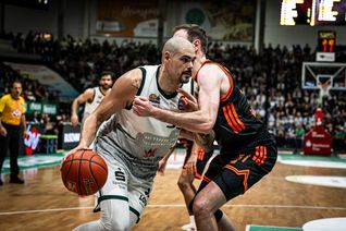 Kapitän der Gladiators Maik Zirbes im Zweikampf