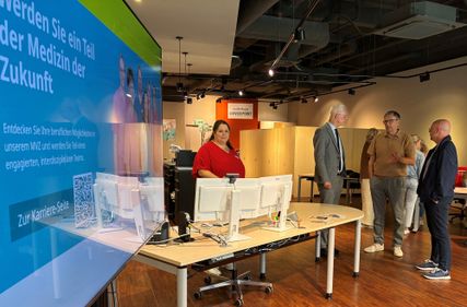 Blick in den Pop-up-Store des Klinikums Mutterhaus: Triers OB Wolfram Leibe (Mitte) im Gespräch mit Geschäftsführer Dr. med. Christian Sprenger und weiteren Akteuren der Einrichtung.