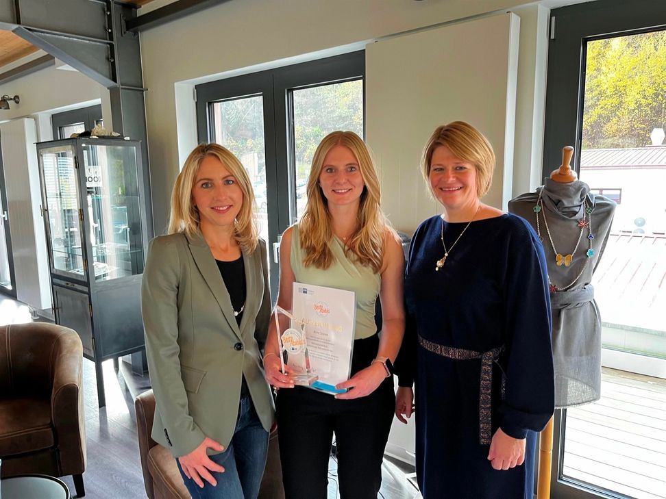 V.l.: Christina Schwardt, IHK-Regionalgeschäftsführerin, Aline Stanek, Edelsteinschleiferin Fachrichtung Edelsteinschleifen, Herbert Stephan KG, Frauenberg, Kathrin Stephan, Geschäftsführerin der Stephan KG