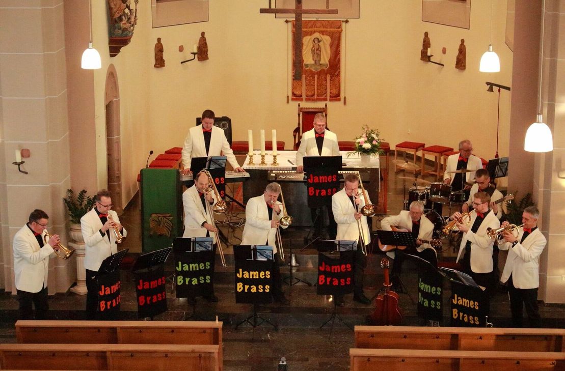 James Brass konzertiert in der Antweiler Pfarrkirche mit dem Sound von James Last. Foto: Veranstalter