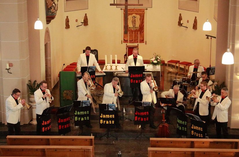 James Brass konzertiert in der Antweiler Pfarrkirche mit dem Sound von James Last.  Foto: Veranstalter