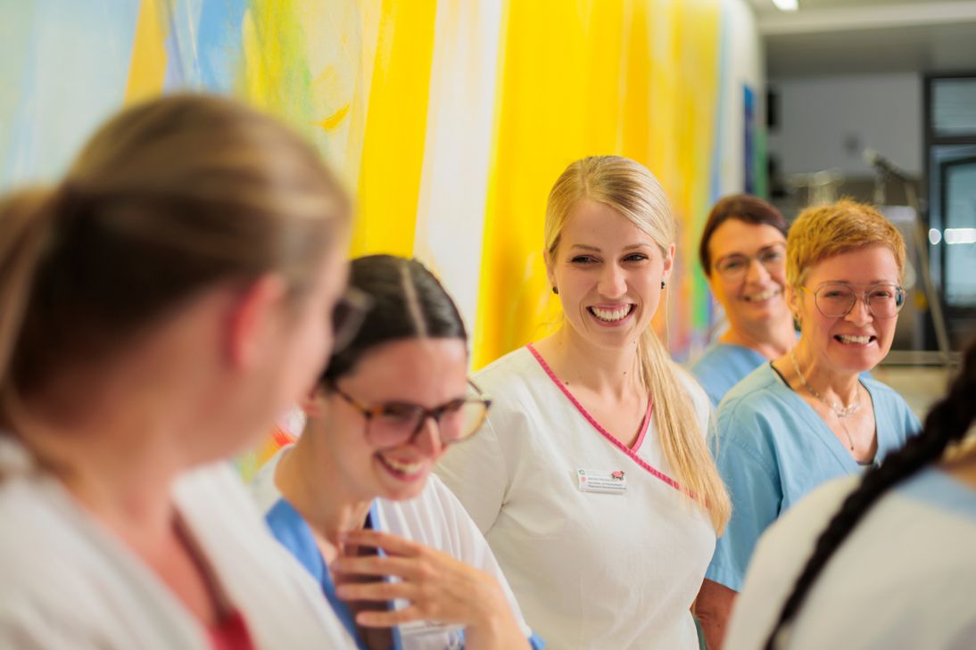 Mit knapp 1.900 Mitarbeitenden stellt die Pflege die größte Berufsgruppe im Klinikum Mutterhaus dar.