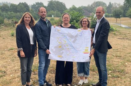 Von links: Linda Kemmer (Kreisverwaltung), Michael Sabel (Bauingenieur), Katharina Kujanek (Schulleiterin), Andrea Petri (stv. Schulleiterin) und Landrat Volker Boch am Baufeld.