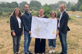 Von links: Linda Kemmer (Kreisverwaltung), Michael Sabel (Bauingenieur), Katharina Kujanek (Schulleiterin), Andrea Petri (stv. Schulleiterin) und Landrat Volker Boch am Baufeld.