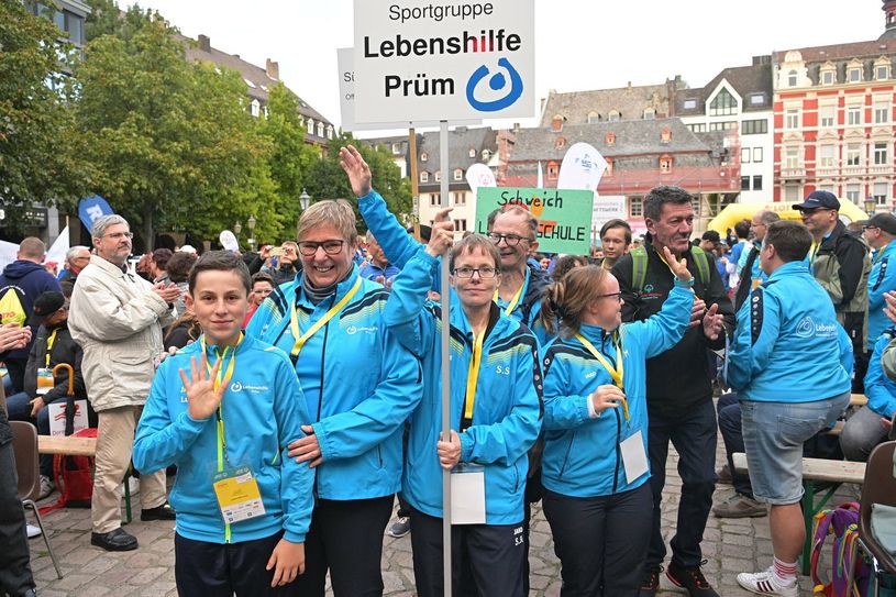 Drei Tage voller Sportwettbewerbe, Emotionen und inklusiver Begegnung Die Stadt Mainz ist
Gastgeber der Special Olympics Landesspiele 2025 und freut sich auf zahlreiche Special
Olympics Athlet:innen aus ganz Rheinland-Pfalz in Rheinhessen begrüßen zu dürfen.