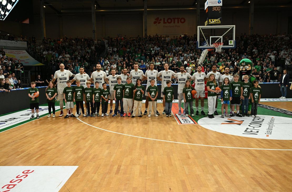 Eines der Kids als Einlaufeskorte der Profis.