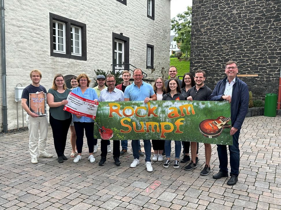 Veranstalter, Bandmitglieder, Pfarrer Dr. Artur Schmitt (rechts), die "Schirmherren" Wolfgang Treis (vorne, 4. v. l.), und Jörg Lempertz (vorne, 5. v. l.) sowie Ortsbürgermeister Lukas Ellerich (2. v. r.) freuen sich auf das Benefizfestival in der Scheune am Thürer Gemeindehaus.