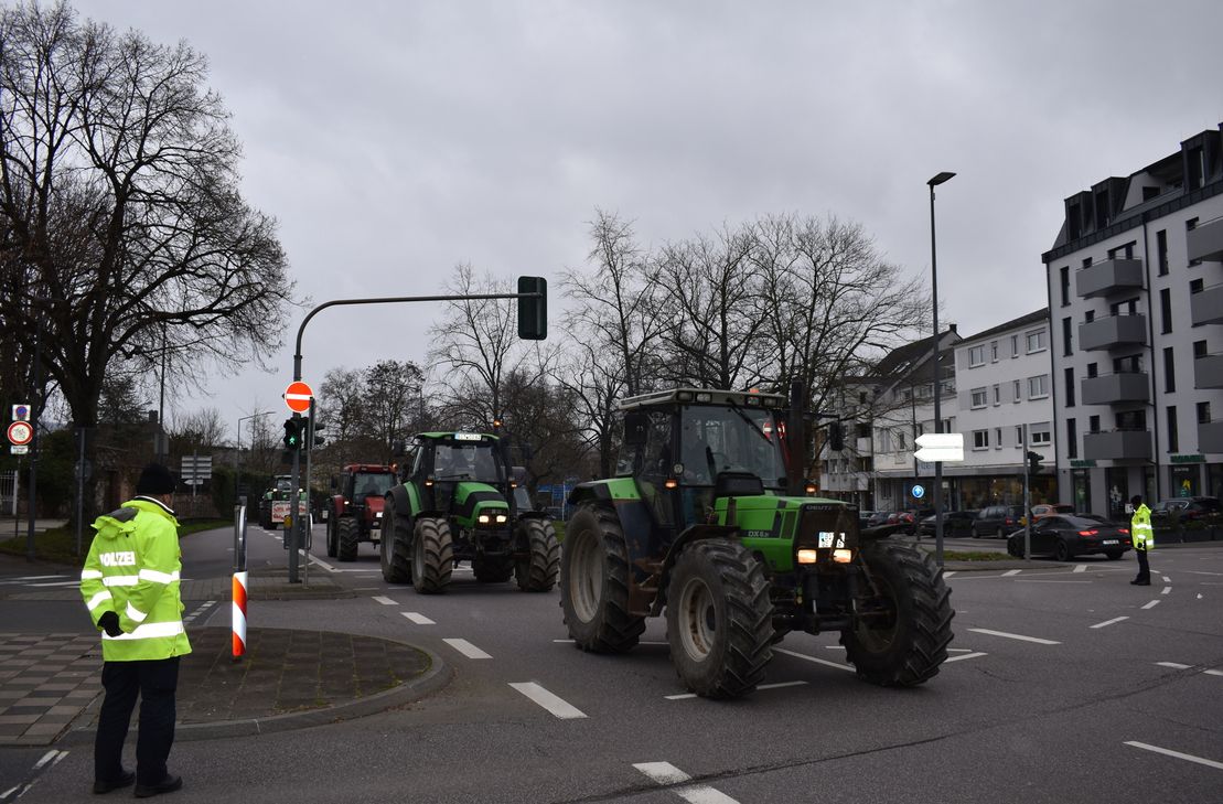 Die Landwirte und Transporteure demonstrieren erneut auf den Straßen der Umgebung.