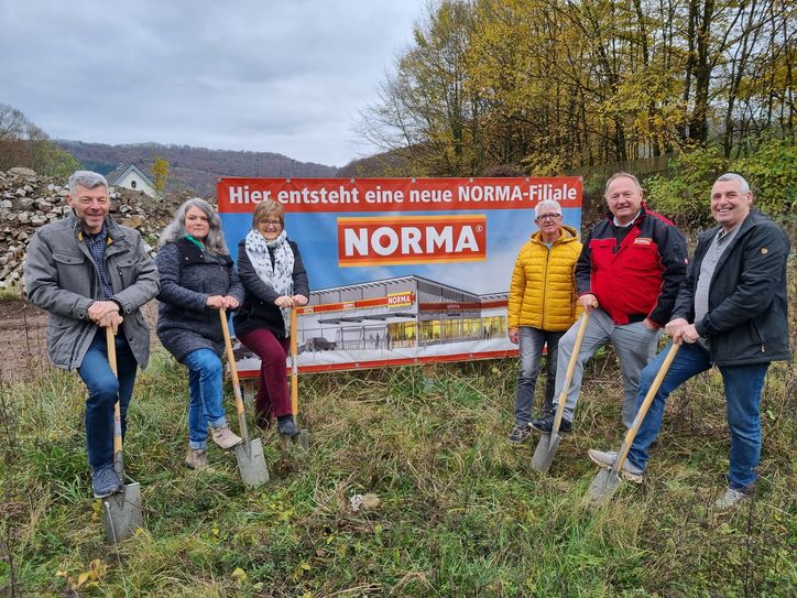 Beim Spatenstich: v.l. Ernst Hilges (1. Beigeordneter), Elke Wagner (Beigeordnete), Monika Jakobs (Gemeinderatsmitglied), Heinz-Werner Lay (Gemeinderatsmitglied), Harald Neusser (Firma NORMA), Alfred Wirtz (Ortsbürgermeister)