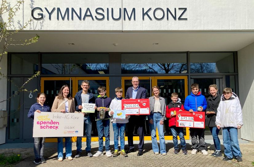 Kürzlich überreichte die Imker-AG des Gymnasiums Konz eine stolze Spendensumme von rund 2000 Euro an drei gemeinnützige Organisationen.