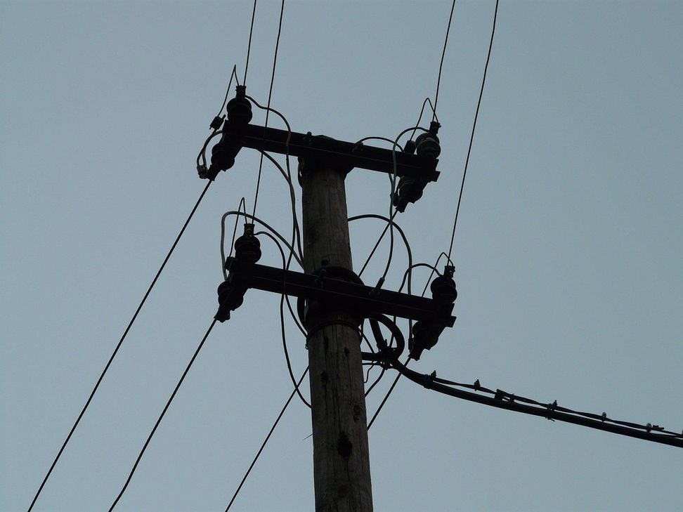 Strommast mit Kabeln